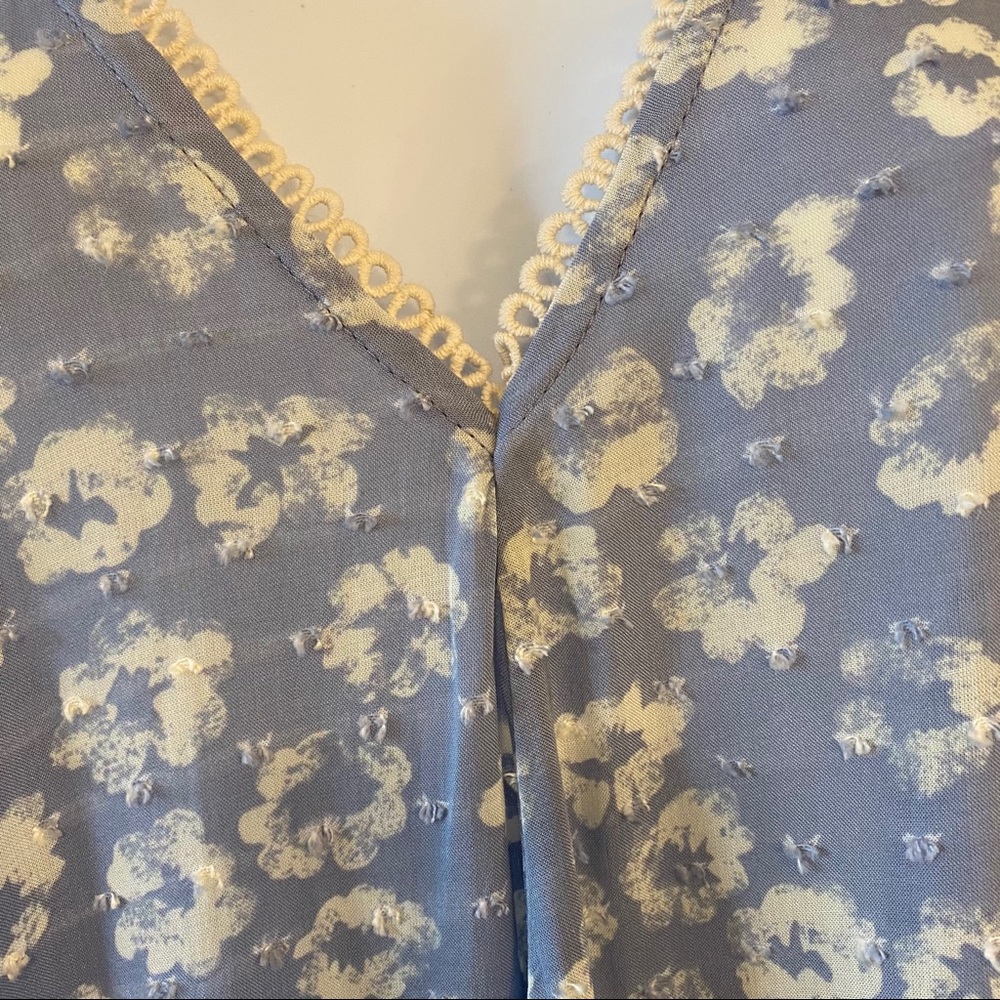NWT Everly floral bell sleeve front tie blouse - Picture 4 of 9